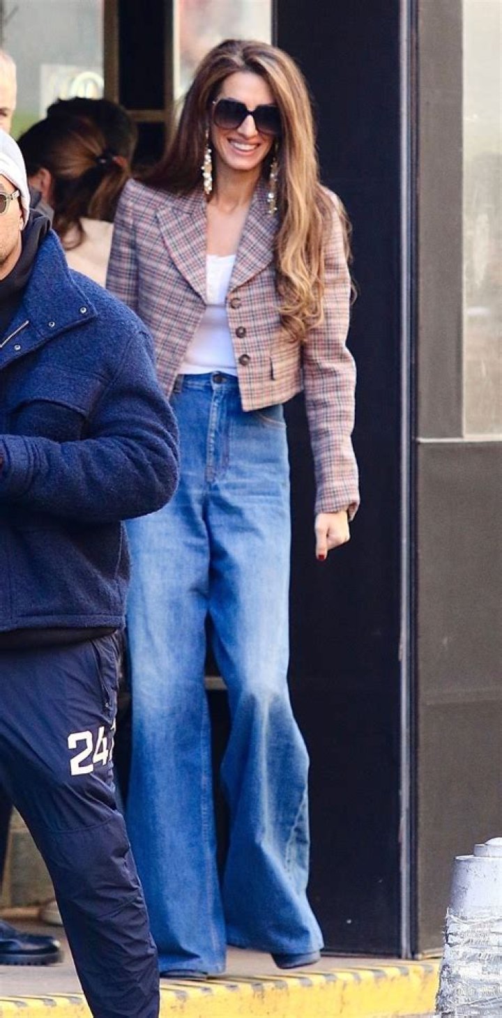 Amal Clooney finally wears jeans that fit, visits George Clooney’s film set