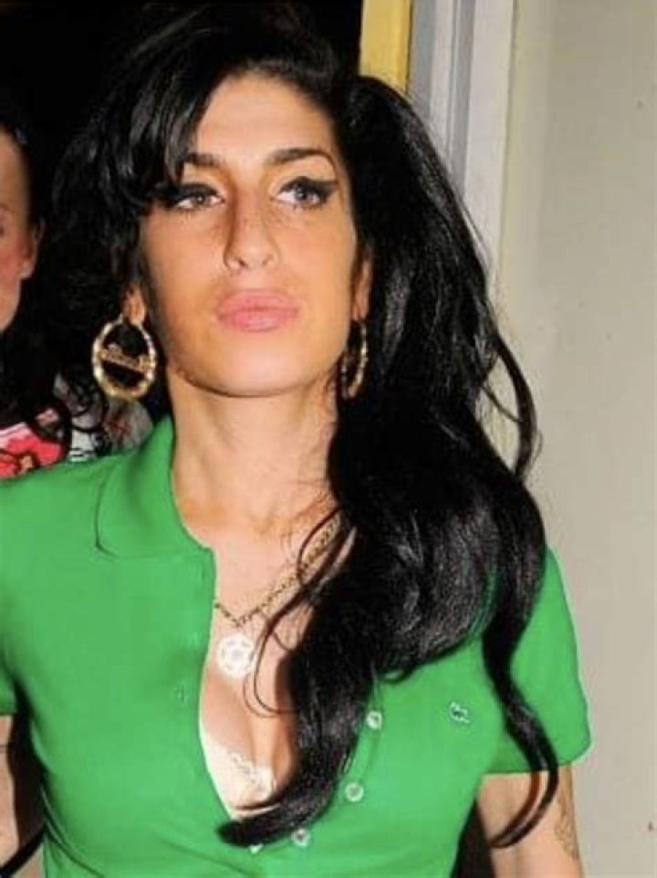 Amy Winehouse cleans up her drunken tittays for a night on the town