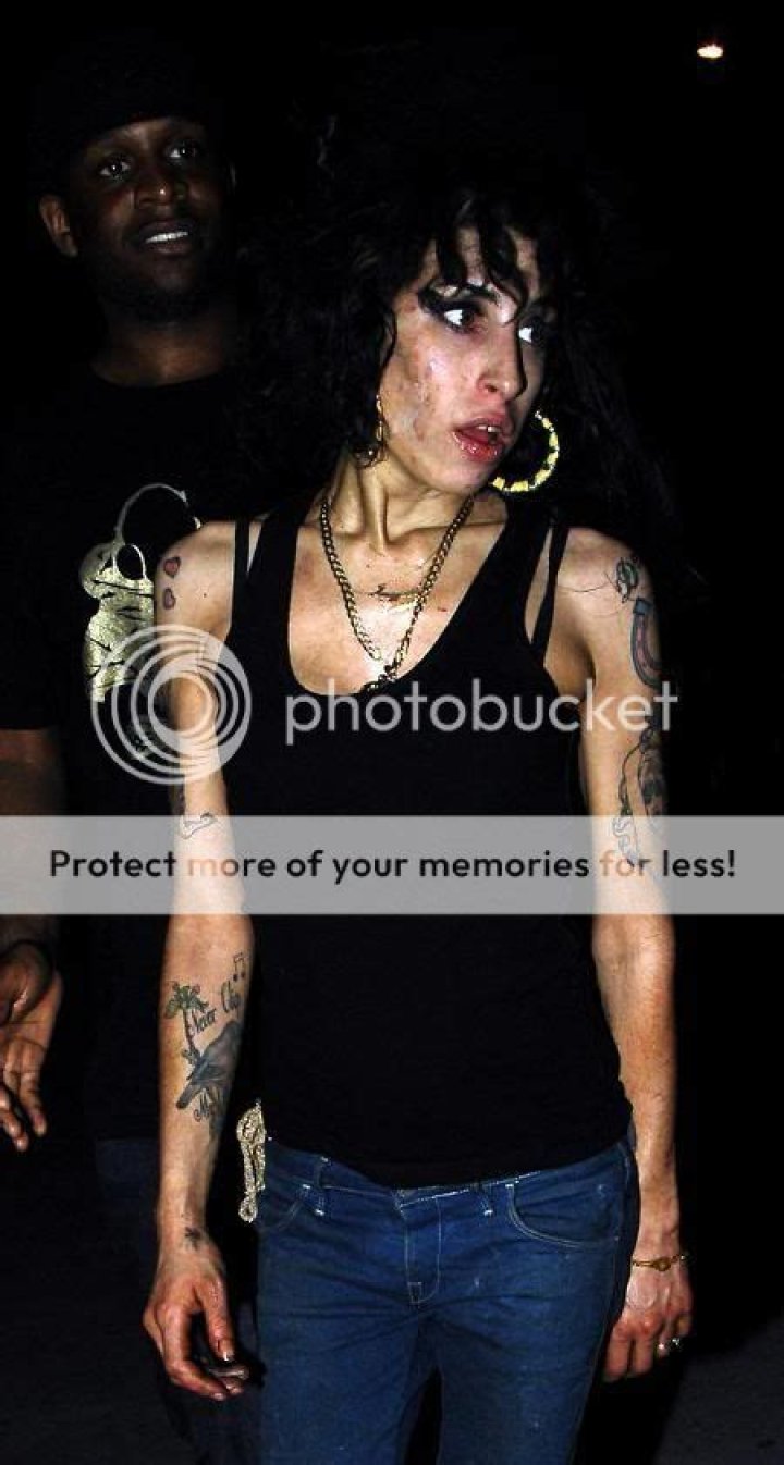 Amy Winehouse smashes hand on drunken night out