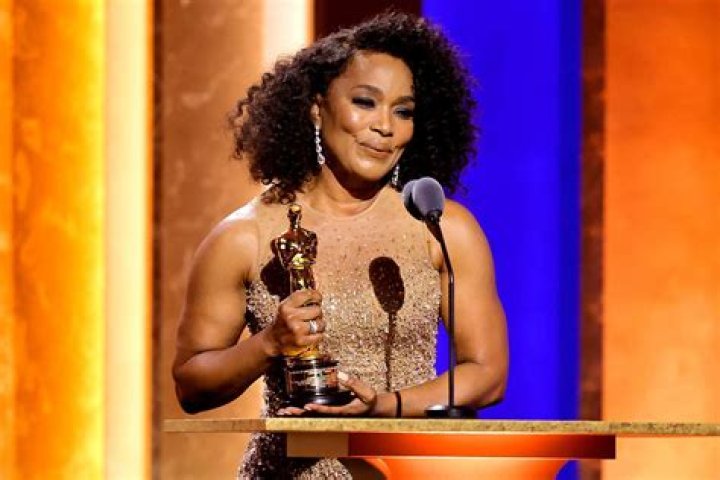 Angela Bassett is finally an Oscar winner, she received her honorary Oscar last night