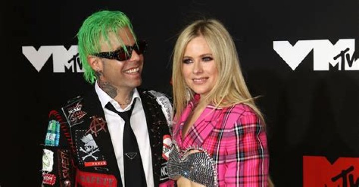 Avril Lavigne dumped Mod Sun, called off the engagement & didn’t tell him