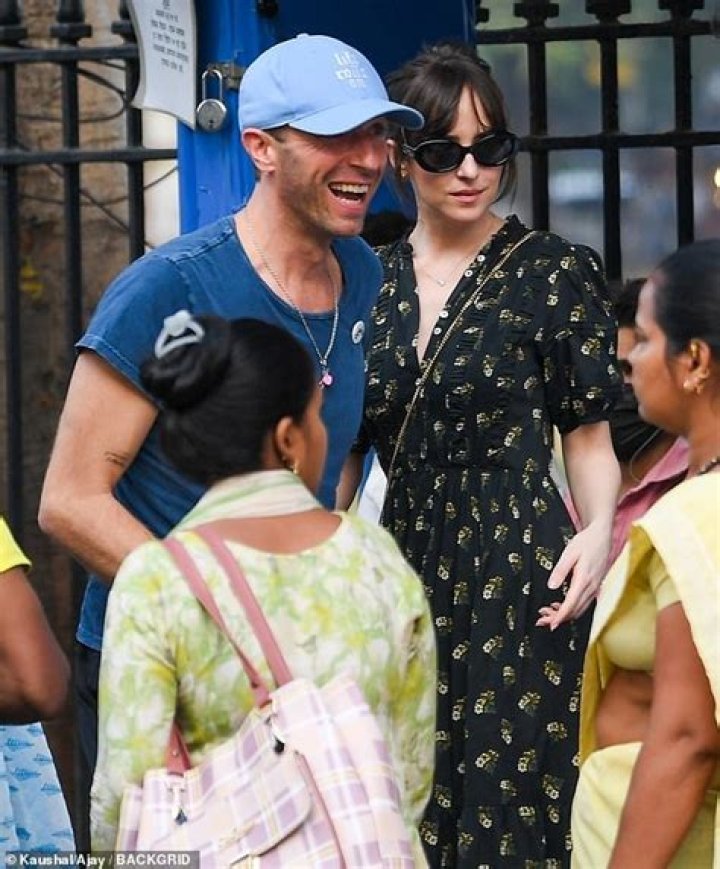 bitchy | Dakota Johnson and Apple Martin go out for hot coffee in cold Aspen together