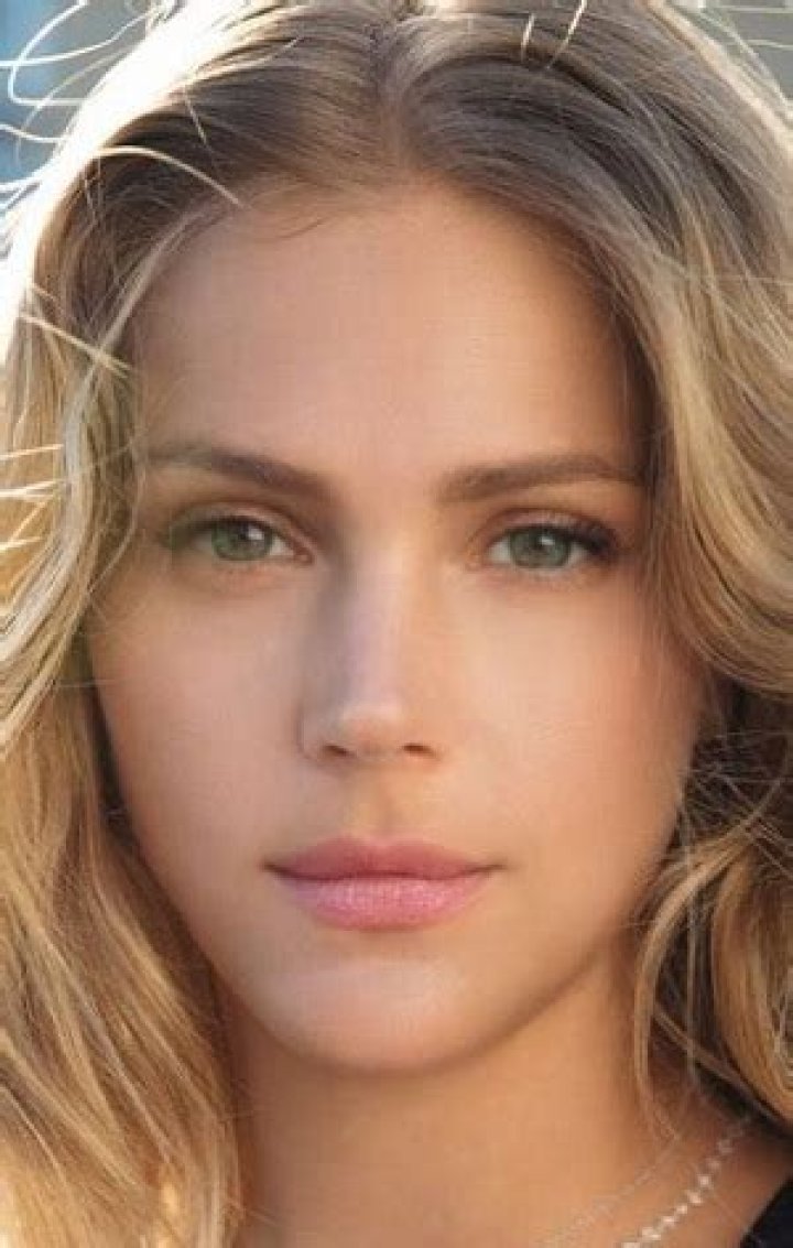 Esti Ginzburg Bio (Wiki) 