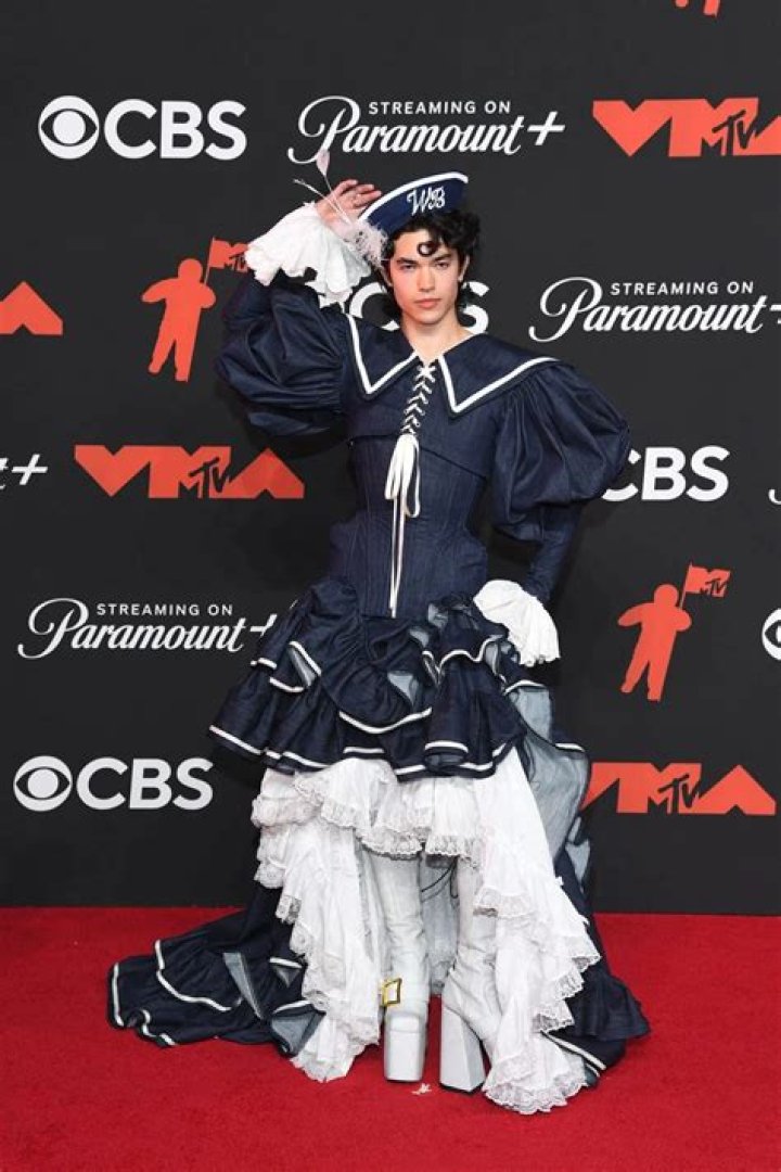 Halsey had rainbow roots and wore Dundas Couture to the VMAs: predictable?