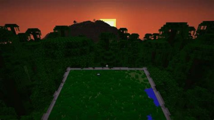 How do you hit a crit in Minecraft?