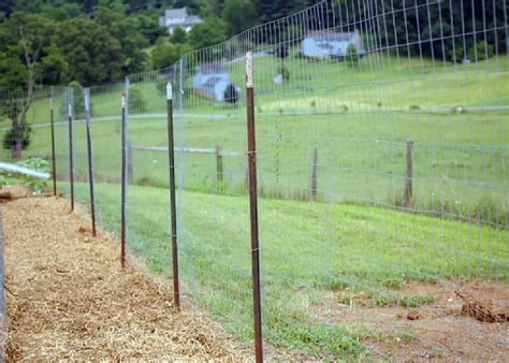 How do you tighten a chicken wire fence?