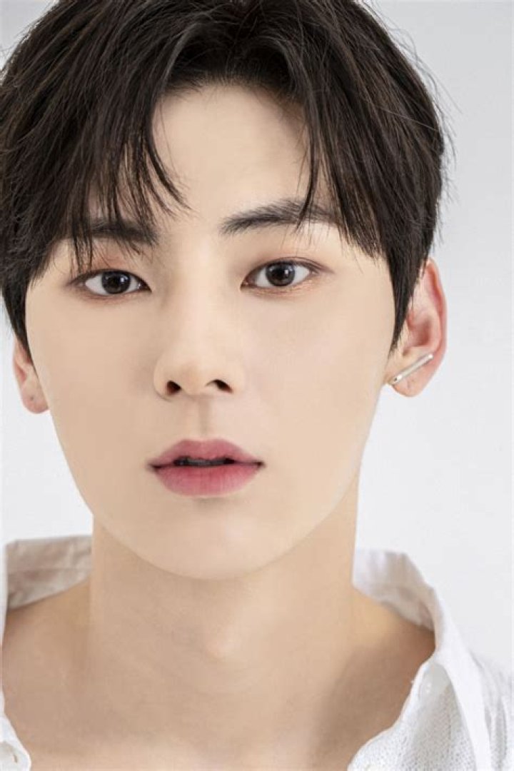 Hwang Min-Hyun Bio (Wiki) 
