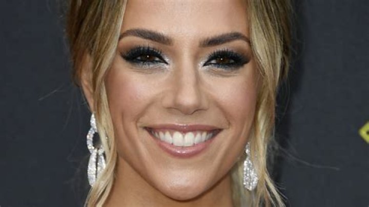 Jana Kramer Sold Her Wedding Ring After The Split; Reason Explained!