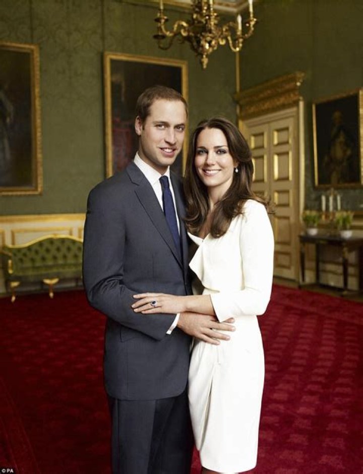 	Kate Middleton & Prince William’s Mario Testino engagement portraits released	