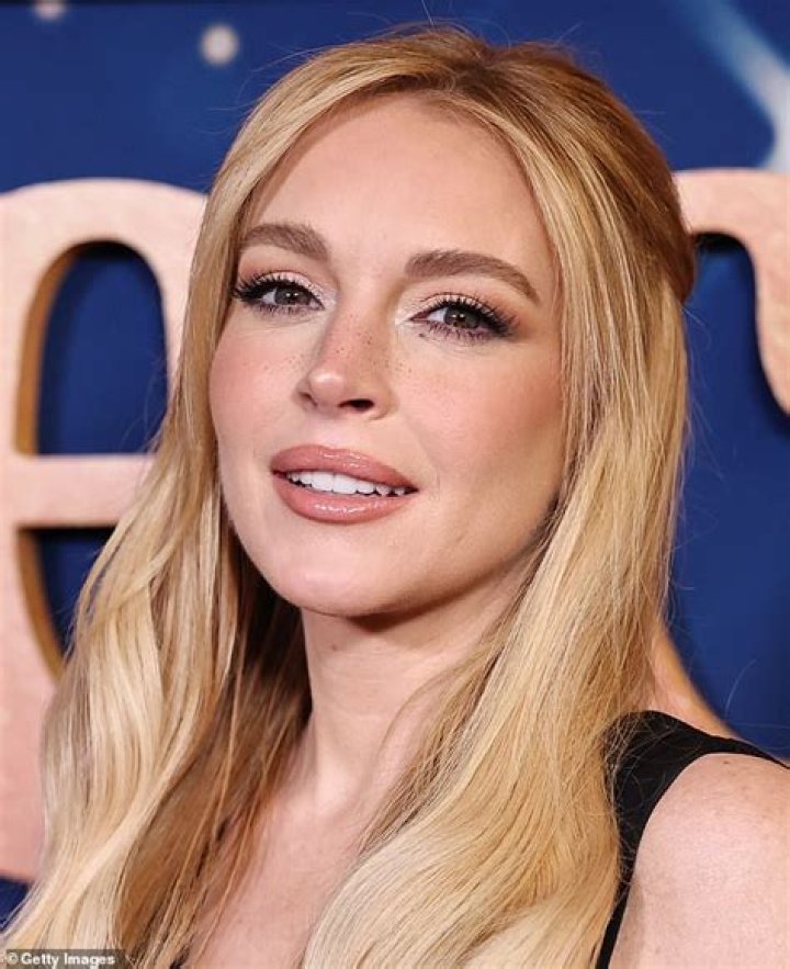 Lindsay Lohan shows up to make braless milkshakes in her nightgown