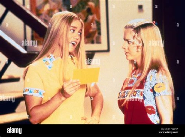 Marcia and Jan Brady got it on!