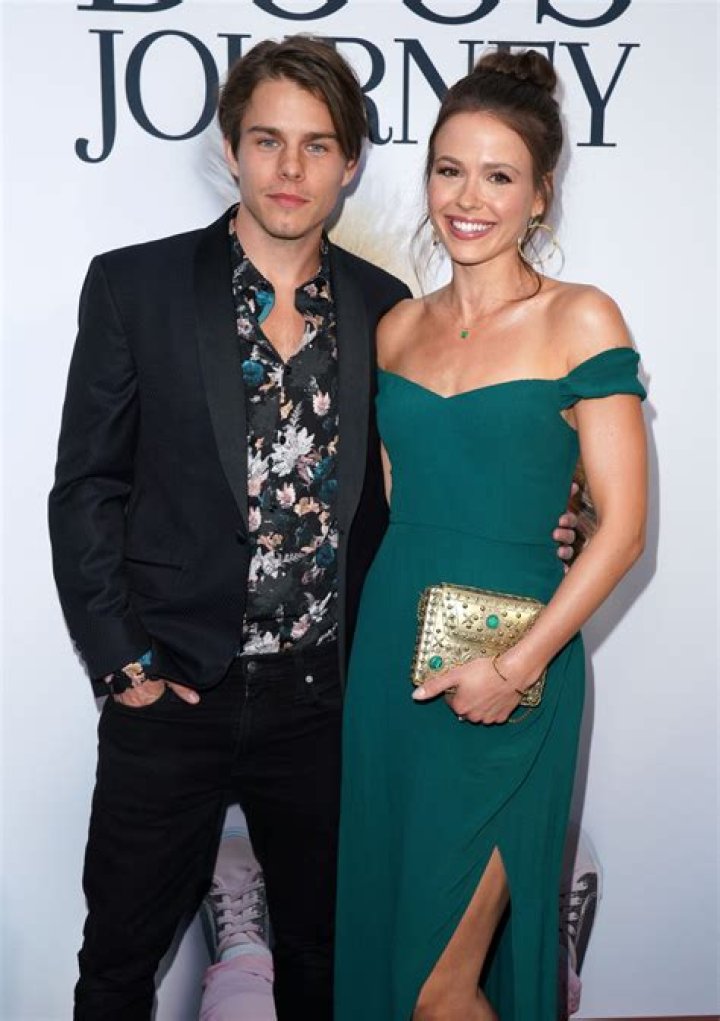 Meet Jake Manley Wife Jocelyn Hudon – Relationship Timeline, Age And Children