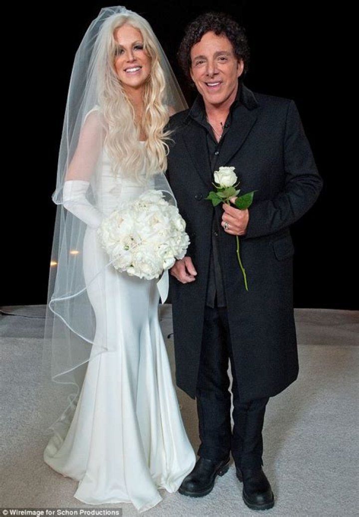 	Michaele Salahi & Journey guitarist’s pay-per-view wedding: height of delusion?	