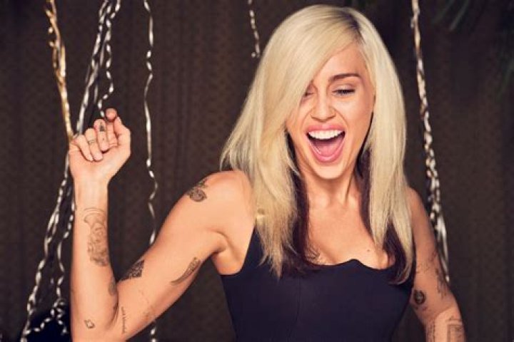 Miley Cyrus ‘couldn’t be happier’ about her VMA act & the reaction