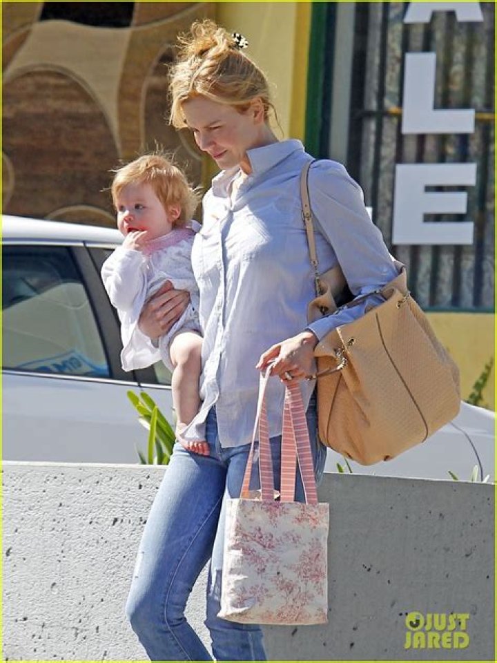 Nicole Kidman carries babies like they’re sacks of potatoes