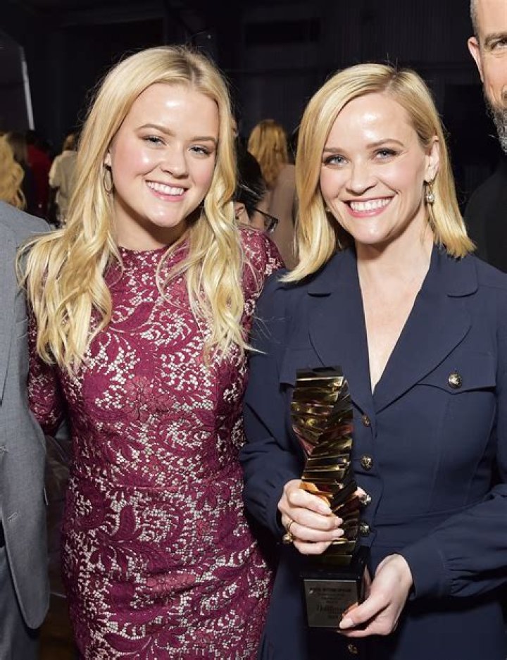 Reese Witherspoon “looks pregnant” and people are noticing
