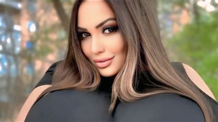 Riley Hubatka Bio (Wiki) 