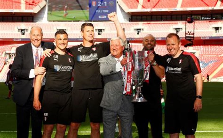 Tony Stewart and his past and current relationships!