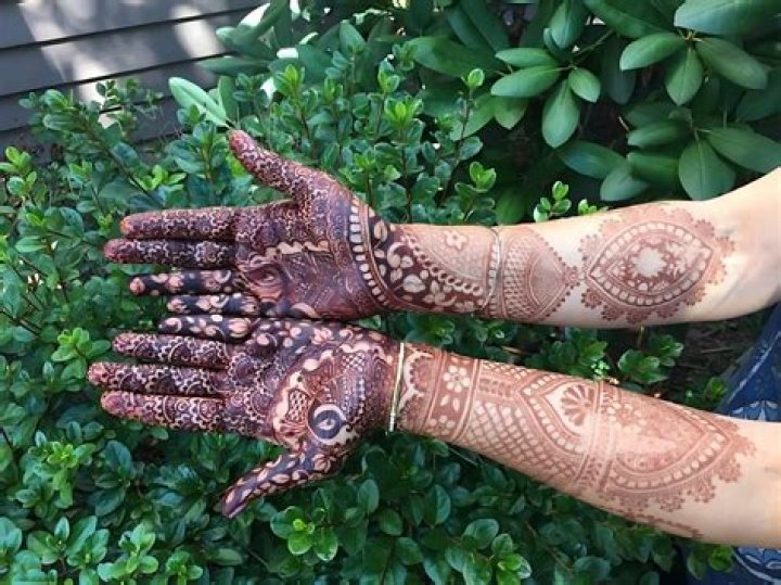 What is henna made out of?